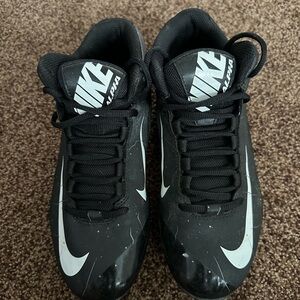 Nike Black and White Sports Cleats (Uninex)